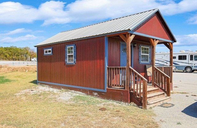 Cabin 2: Cozy Comfort by the Lake—Your Perfect Bridgeport Getaway