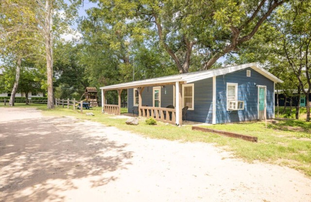 Cabin 8 - Two bedrooms located near the RV park and Condos