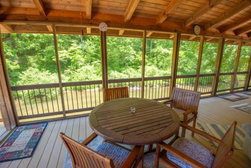 Cabin at Cranberry Mill - Private Creekfront Cabin in Laurel Springs