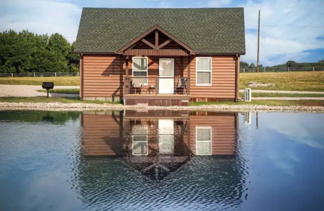 Cabin B by the Pond - King Bed - Swimming Pool
