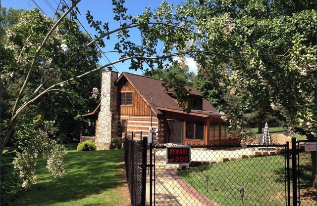 Cabin by the Creek Sleeps 8 on 3 Beautiful acres - Close to town and activities