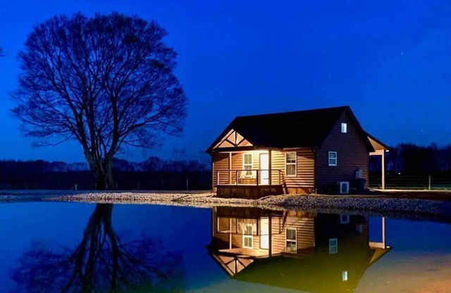 Cabin D by the Pond - King bed - Swimming Pool