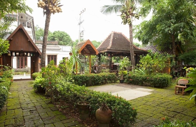 Cabin Home w/Beautiful Garden Old Town