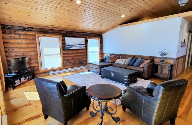 CABIN IN DUCHESNE, overlookingn Starvation Reservoir, 2 Bed,1 Bath.