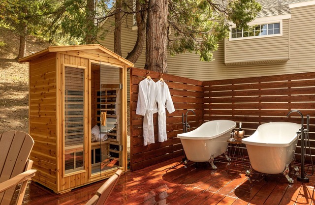 🌲Cabin in the Pines🌲 Outdoor Soaking Tubs, Firepit, Arcade Room