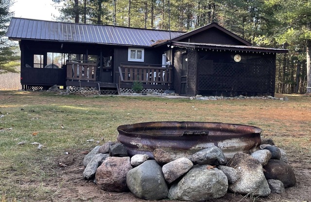 Cabin in waterfall country with trail access and screened porch. Pet friendly!