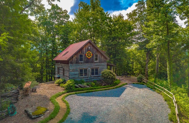 Cabin in Wonderful Mountaintop Setting