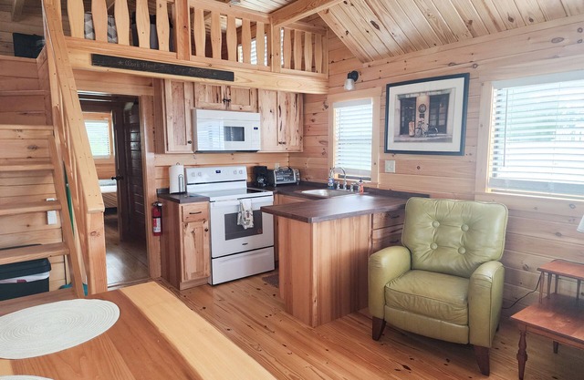 Cabin: Lower Winter prices! Snowbirds Welcome! Bring your boat for fall fishing