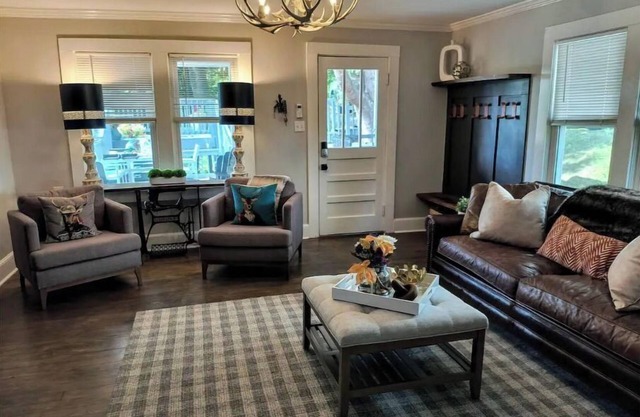 Cabin Near Ski & Wineries. Mountain & meadow views, large lawn & your own creek!
