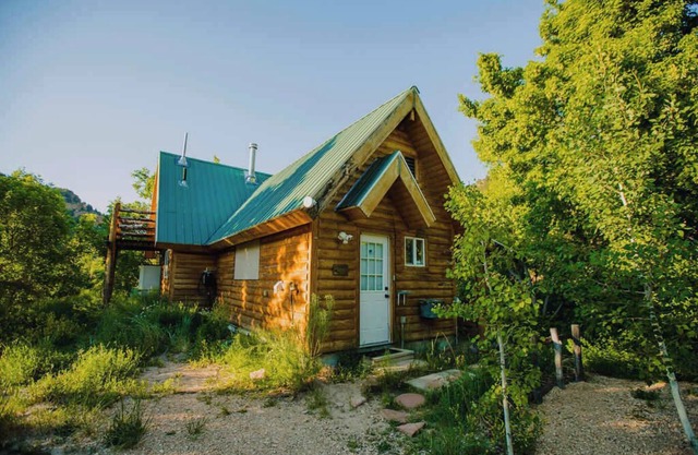 Cabin near Zion & Bryce w/Hot Tub & EV charger. Fantastic Stargazing, Sleeps 6