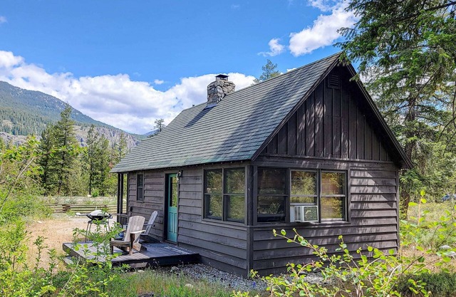Cabin on the Creek - stream side Mazama retreat
