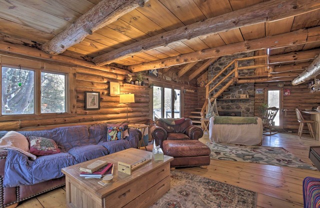 Cabin: Private Hot Tub, Walk to Pats Peak Ski Area