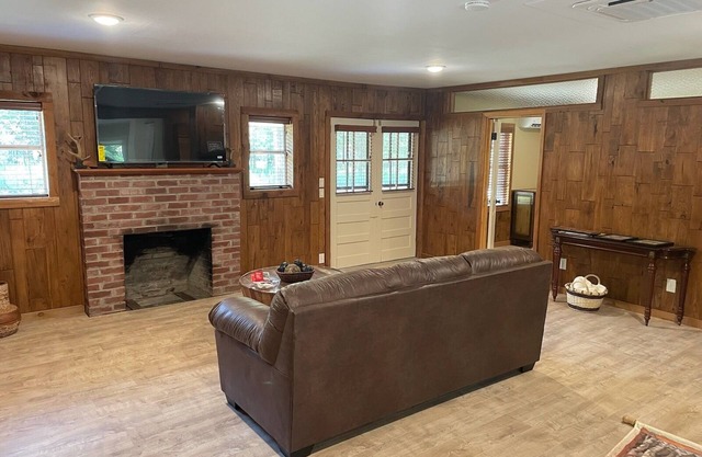 Cabin Rental - Lake Norfork - Mountain Home, Arkansas - 3 minute walk to lake!