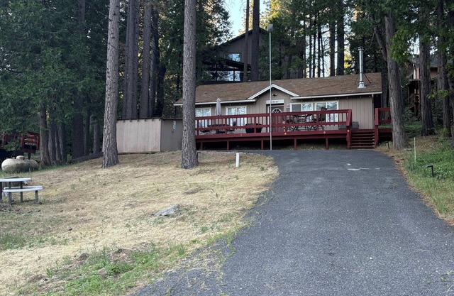 Cabin retreat with Beautiful views! 6 mi to Pinecrest and 9 mi to Dodge ridge.