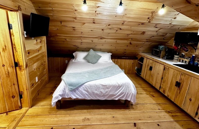 Cabin Style Studio Apt with Private Hot tub on 100 Acres Kayaks, Canoes & SUP
