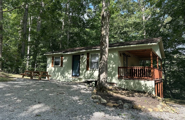 Cabin @ the MarinanLess than 1 Mile to FishLipz & Pates Ford Marina