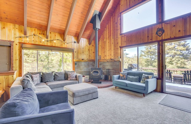 Cabin w/Game Room & 2 Decks in Lake Arrowhead!