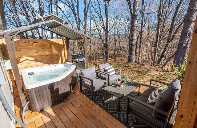 Cabin W/Private Hot tub,PetFriendly, Fire pit 10min Loon mtn & owls Nest Resort