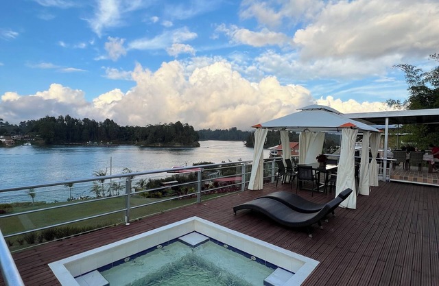 Cabin with jacuzzi, lake view and close to the Guatapé stone. Pet friendly