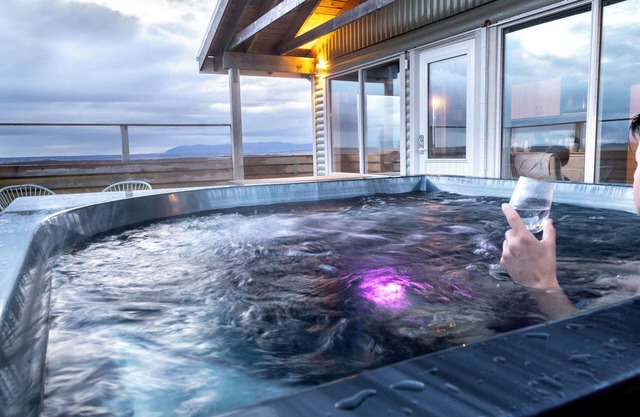 Cabin with Jacuzzi, next to Fossatún, west of Iceland