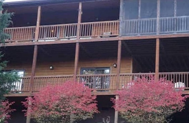 Cabin with mountain view and gourmet kitchen.