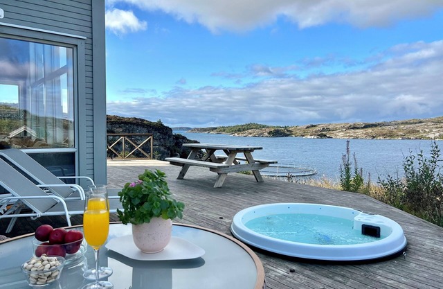 Cabin with panoramic views at the edge of the archipelago with outdoor hot tub