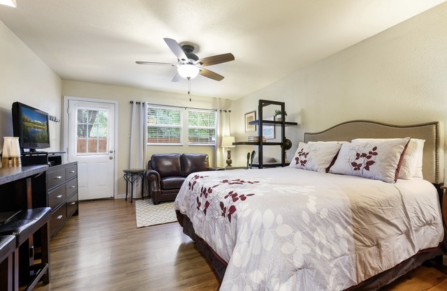 Cactus Cottage - Safe, Cozy & Pet Friendly.