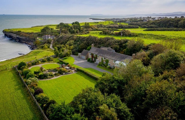 Cae'r Borth - sleeps 14 guests in 7 bedrooms