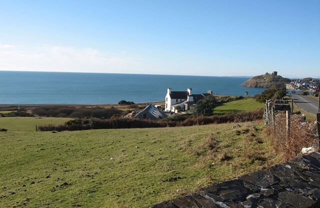 CAE'R DYNI (CAER DYNI), pet friendly, with open fire in Criccieth
