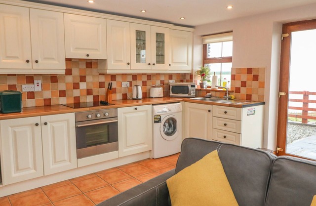 CAHIRKEEN COTTAGE, pet friendly in Allihies, County Cork