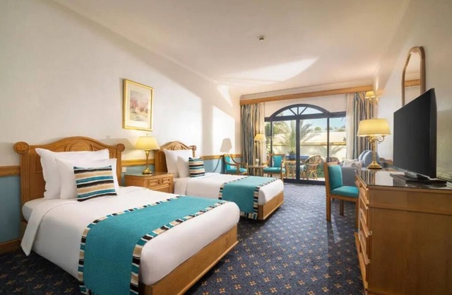 Cairo Nights & Desert Light: Intimate Resort Escape w/Breakfast l 4 Rooms