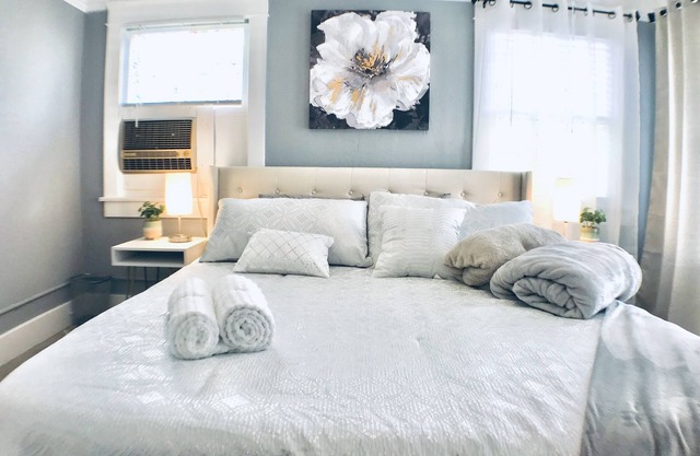 CAL King Bed/Sleeps 4/Furnished Private APT/In-Unit Washer Dryer/Smart 55" HDTV