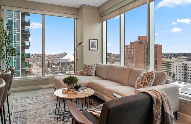 Calgary Tower Views / King Bed 2BR with UG Parking, Downtown, Walk to Saddledome