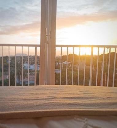California Suite - All-day Sunny 2-Bedroom Apartment