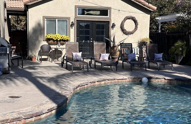 California themed 1 bedroom 1 bath, fully furnished cottage with private entry.