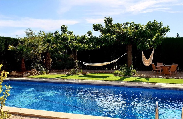 Calm Oasis Villa, pool, bbq, 30 km from Barcelona