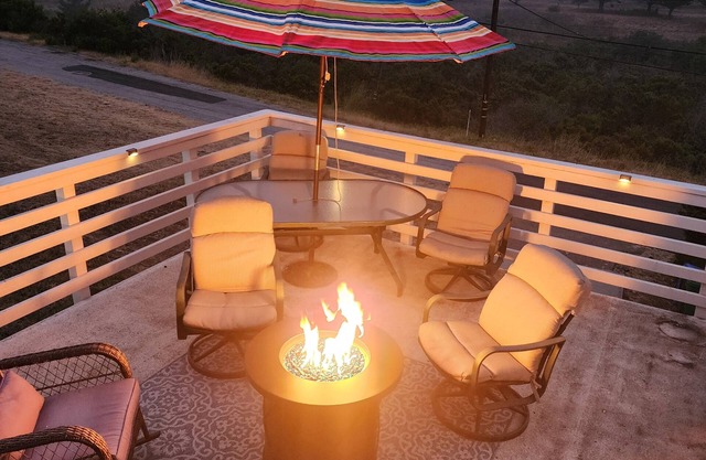Cambria Mountain View Retreat/King Bed/Firepit/EV Charger/Wi-Fi