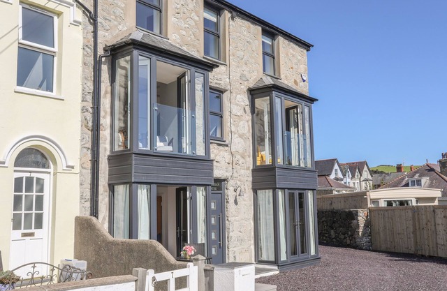 CAMBRIAN HOUSE, pet friendly, country holiday cottage in Criccieth