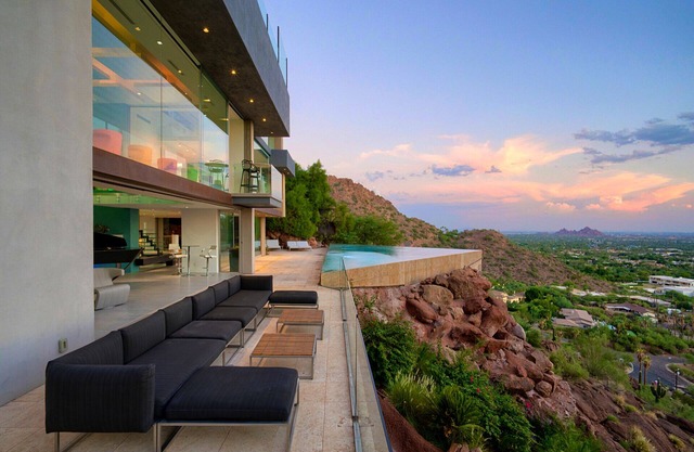 Camelback Vista: Iconic Mansion w/Infinity Pool, Rooftop Bar & Stunning Views
