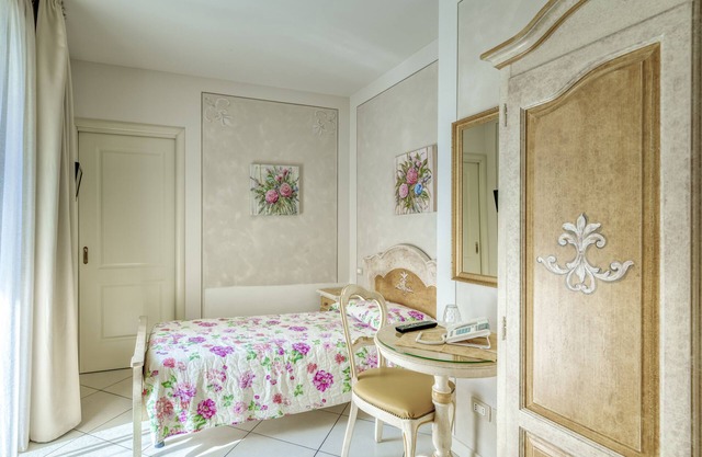Camelia - Single Room with Balcony in Art Nouveau Villa