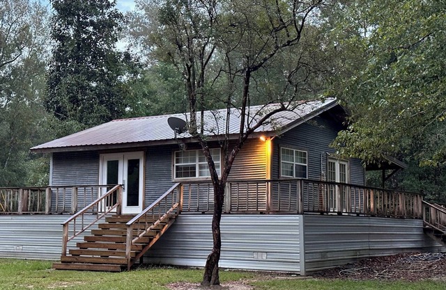 Camp House on Red Creek - Uncle Ralph’s Cabin Rentals - PRIVATE BEACH