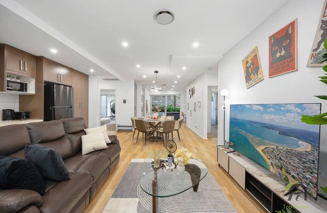 Camperdown Spacious Home: 2 Cars + Big Courtyard