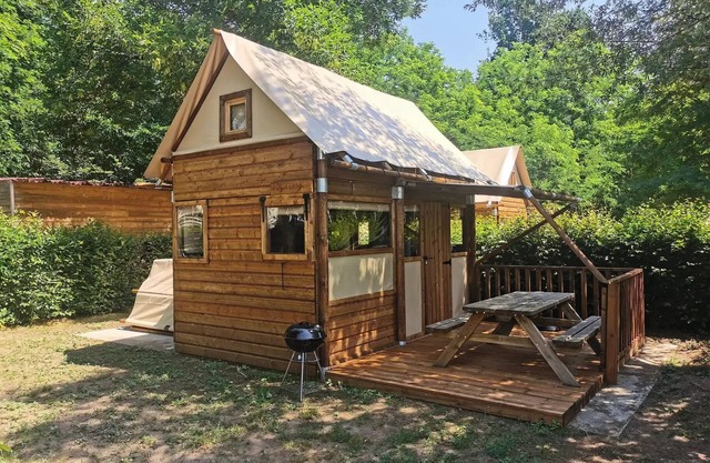 Camping du Lac* - Lodge Tent 3 Rooms 4 People Without sanitary facilities