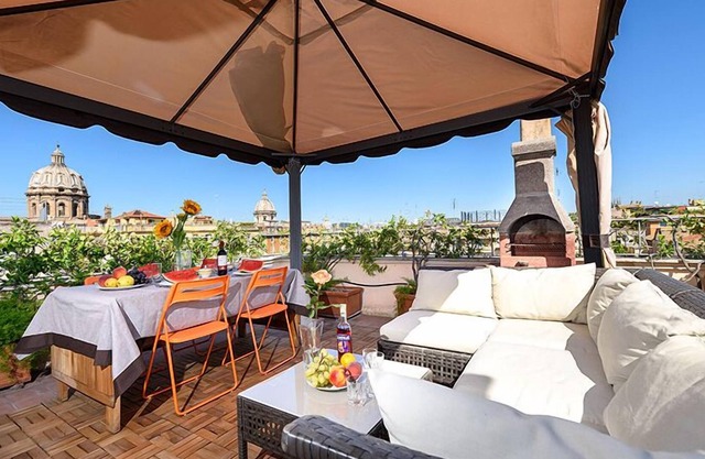 Campo Fiori Ghetto panoramic terrace, fountain view 4 BR 3 BA in historic palace