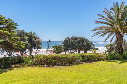 Camps bay beach apartment with Jaccozi