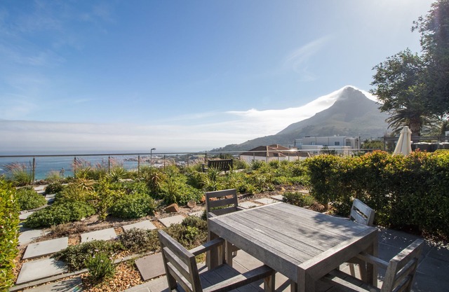 Camps Bay One Bedroom apartment - luxury stay with sea view!