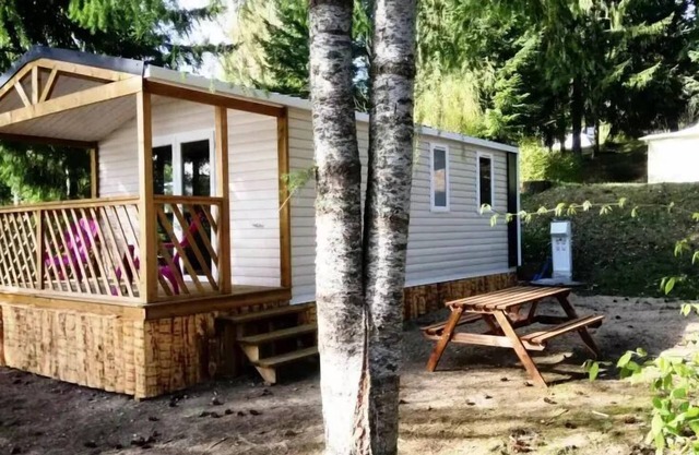 Campsite La Chanterelle* - Mobile Home Loggia Bay 3 Rooms 4 People facing the lake