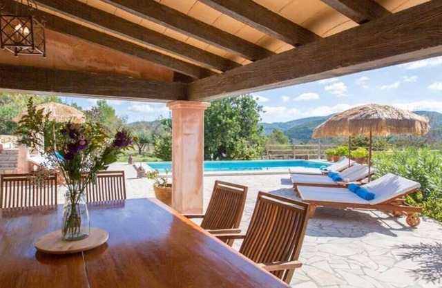CAN PUJOL Charming and authentic Ibicencan house, with pool, barbecue, near San Jose and the beach o