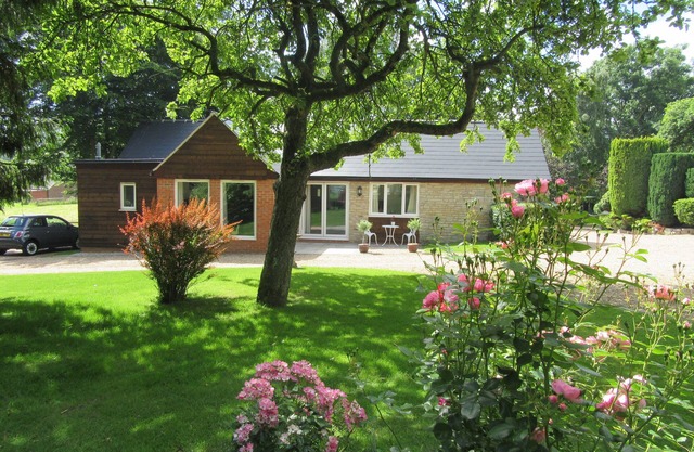 Canalside cottage situated on edge of Wilmcote village