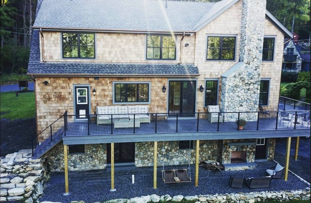 Candlewood Lake Front with Dock,Chef's Kitchen. Sleeps 12n